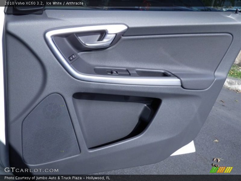 Ice White / Anthracite 2010 Volvo XC60 3.2