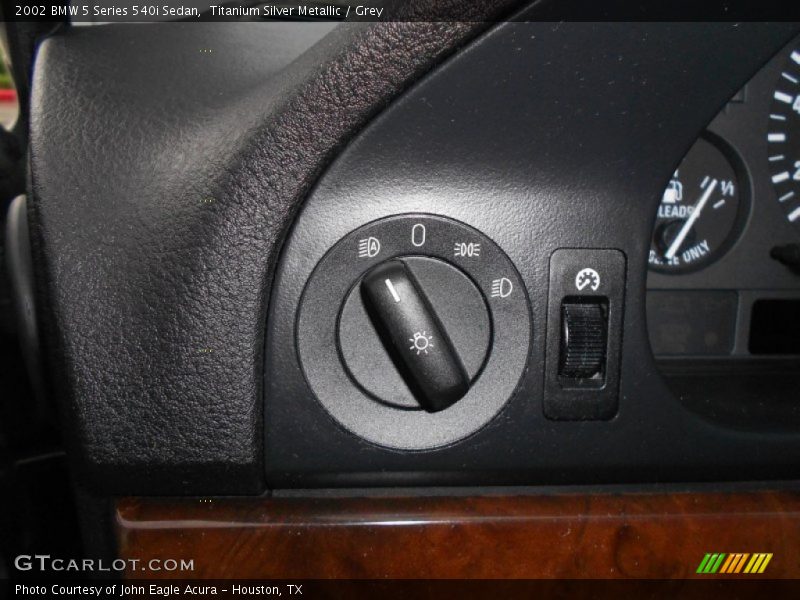 Controls of 2002 5 Series 540i Sedan