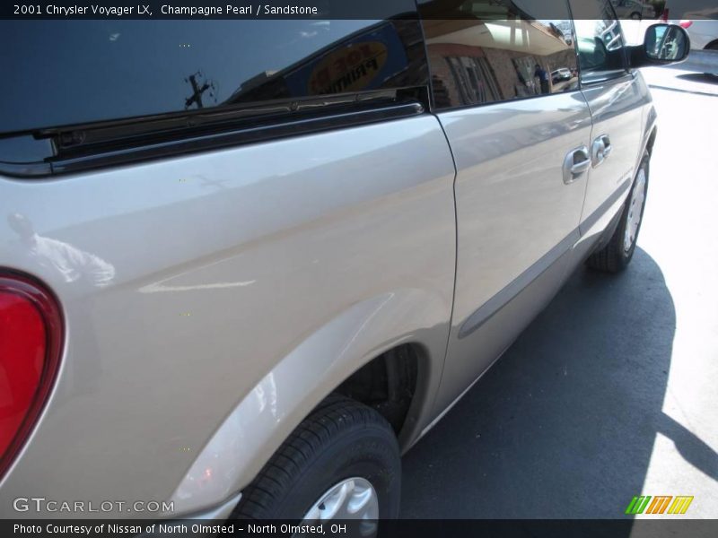 Champagne Pearl / Sandstone 2001 Chrysler Voyager LX