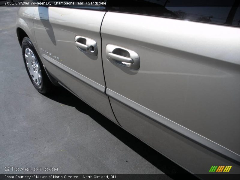 Champagne Pearl / Sandstone 2001 Chrysler Voyager LX
