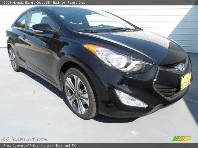 Front 3/4 View of 2013 Elantra Coupe SE