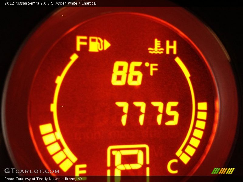 Aspen White / Charcoal 2012 Nissan Sentra 2.0 SR