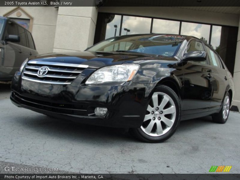 Black / Ivory 2005 Toyota Avalon XLS