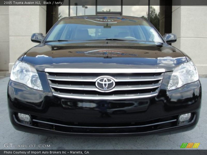Black / Ivory 2005 Toyota Avalon XLS