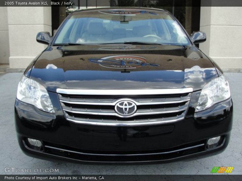 Black / Ivory 2005 Toyota Avalon XLS