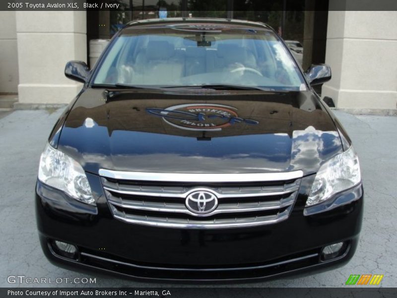 Black / Ivory 2005 Toyota Avalon XLS