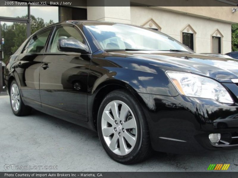 Black / Ivory 2005 Toyota Avalon XLS
