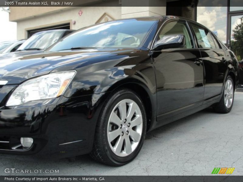 Black / Ivory 2005 Toyota Avalon XLS