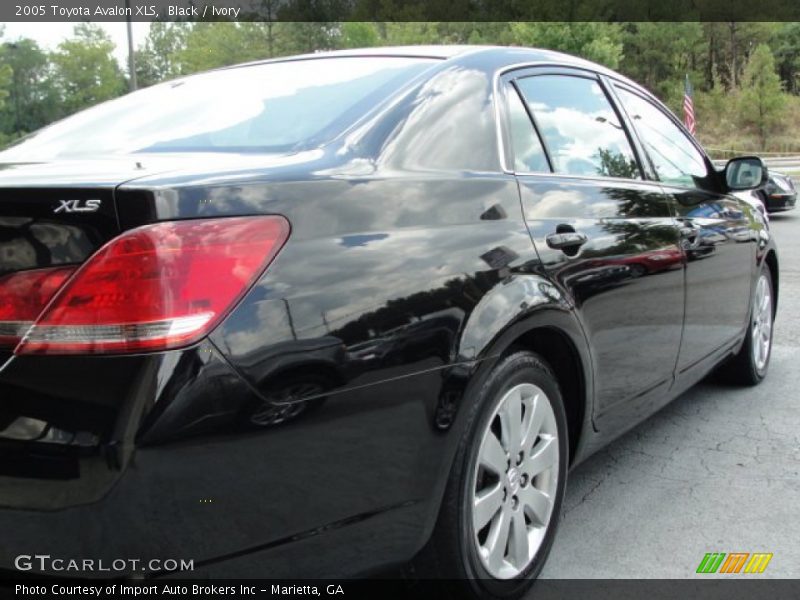 Black / Ivory 2005 Toyota Avalon XLS
