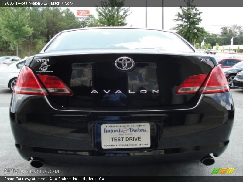Black / Ivory 2005 Toyota Avalon XLS