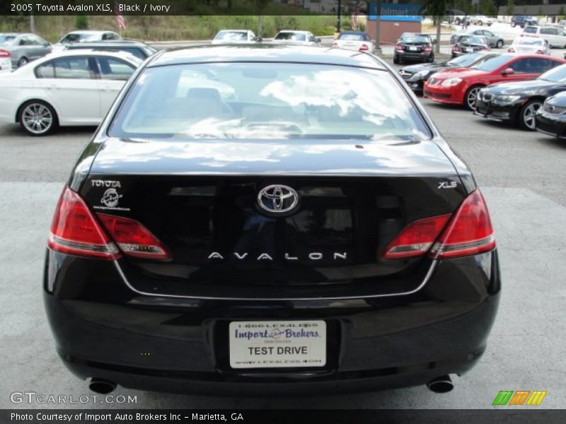 Black / Ivory 2005 Toyota Avalon XLS