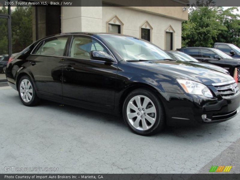 Black / Ivory 2005 Toyota Avalon XLS