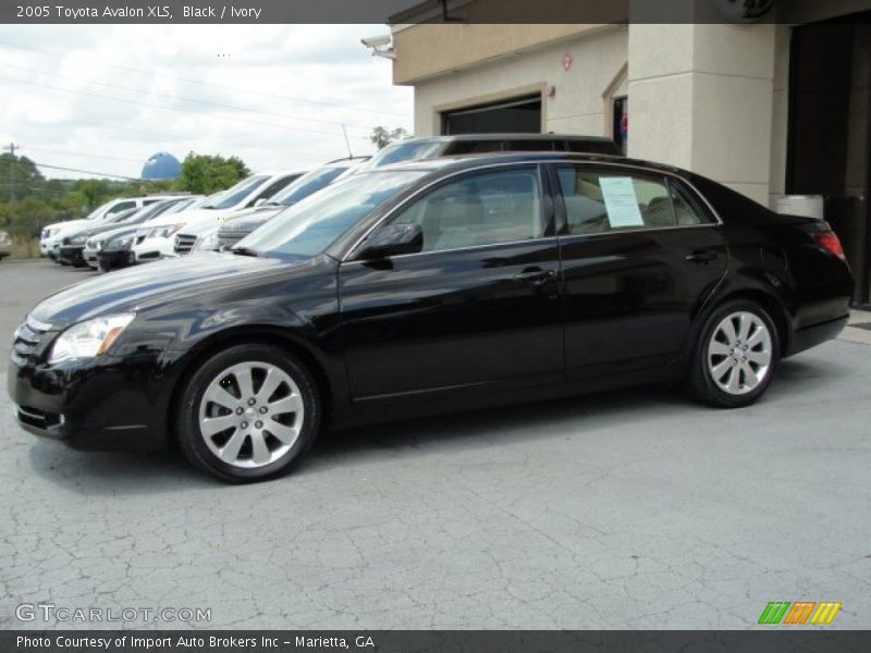 Black / Ivory 2005 Toyota Avalon XLS