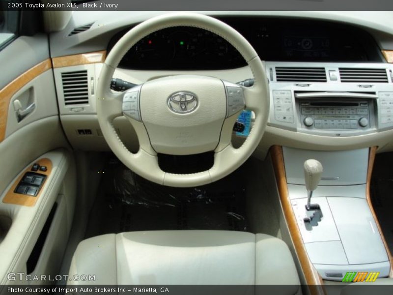 Black / Ivory 2005 Toyota Avalon XLS