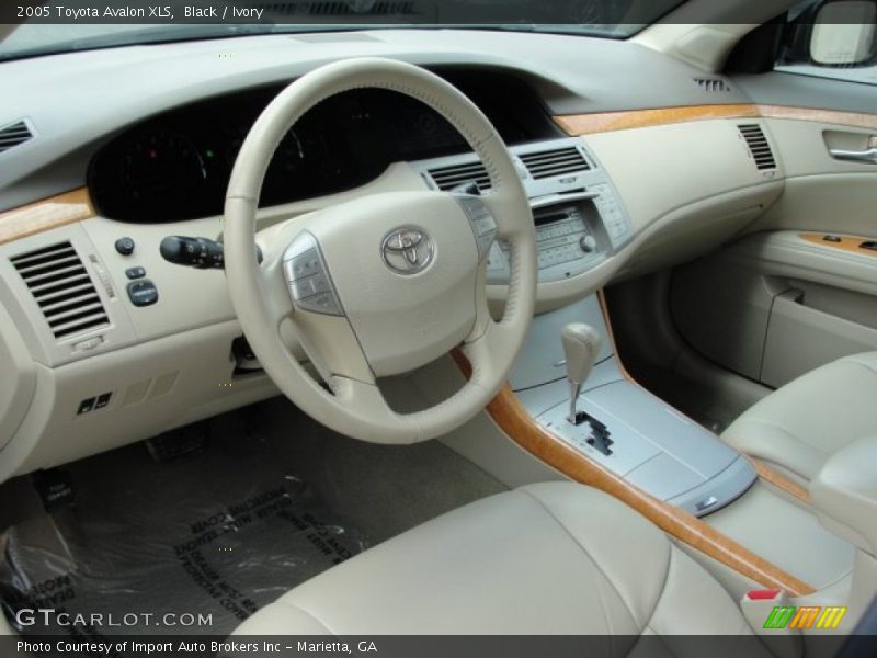 Black / Ivory 2005 Toyota Avalon XLS
