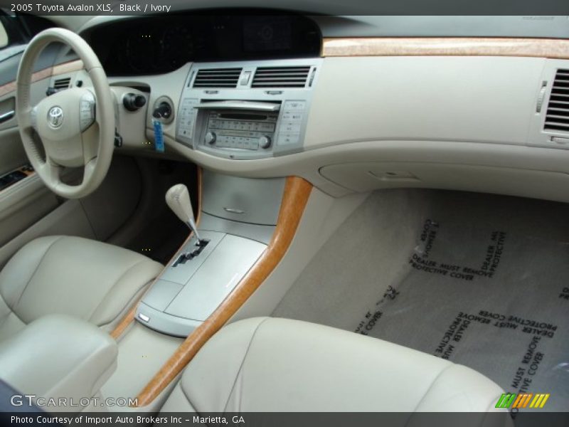 Black / Ivory 2005 Toyota Avalon XLS