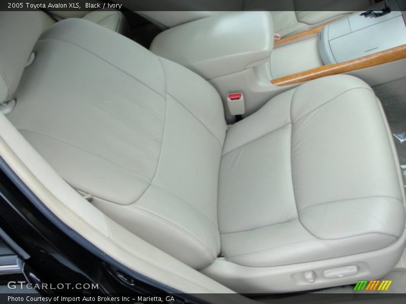 Black / Ivory 2005 Toyota Avalon XLS