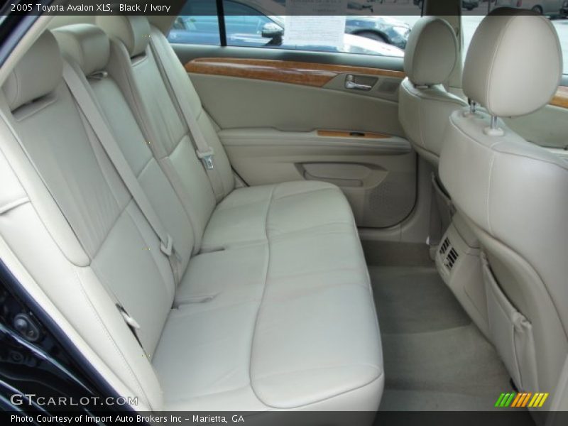Black / Ivory 2005 Toyota Avalon XLS