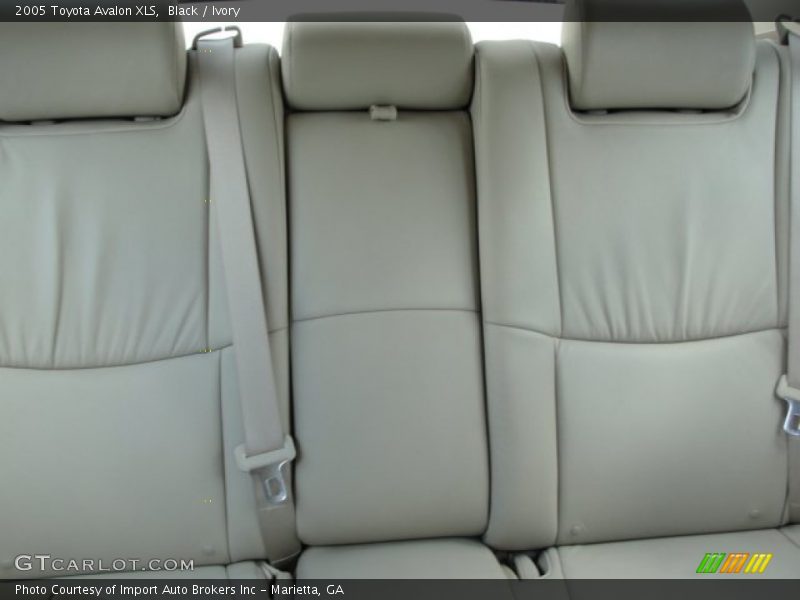 Black / Ivory 2005 Toyota Avalon XLS