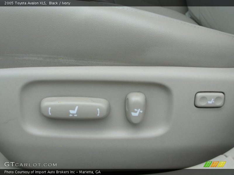 Black / Ivory 2005 Toyota Avalon XLS