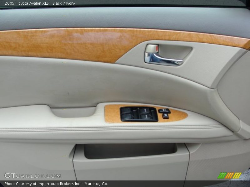 Black / Ivory 2005 Toyota Avalon XLS