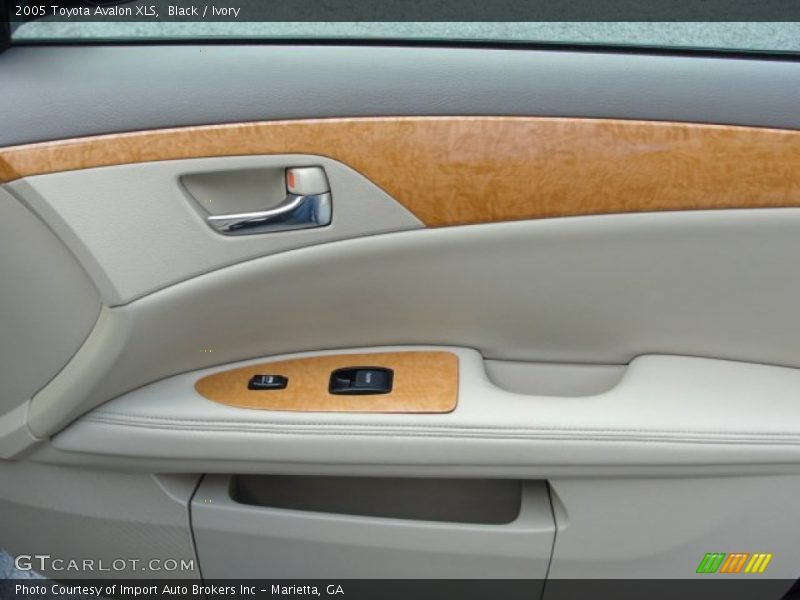 Black / Ivory 2005 Toyota Avalon XLS