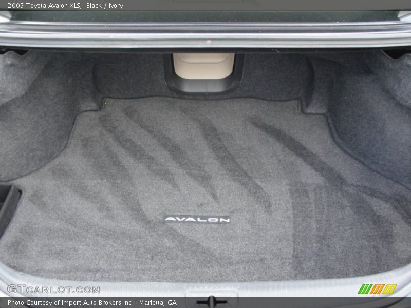 Black / Ivory 2005 Toyota Avalon XLS