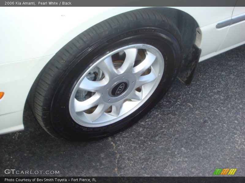 Pearl White / Black 2006 Kia Amanti
