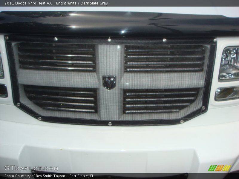 Bright White / Dark Slate Gray 2011 Dodge Nitro Heat 4.0