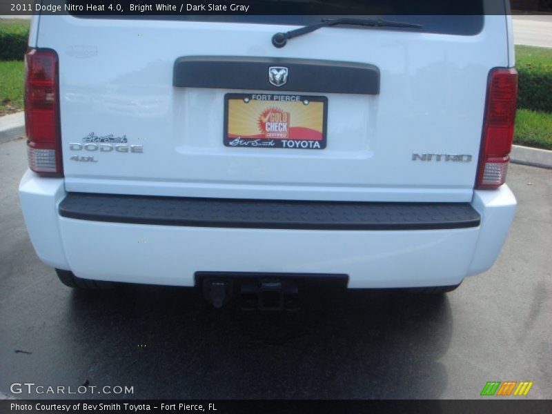Bright White / Dark Slate Gray 2011 Dodge Nitro Heat 4.0