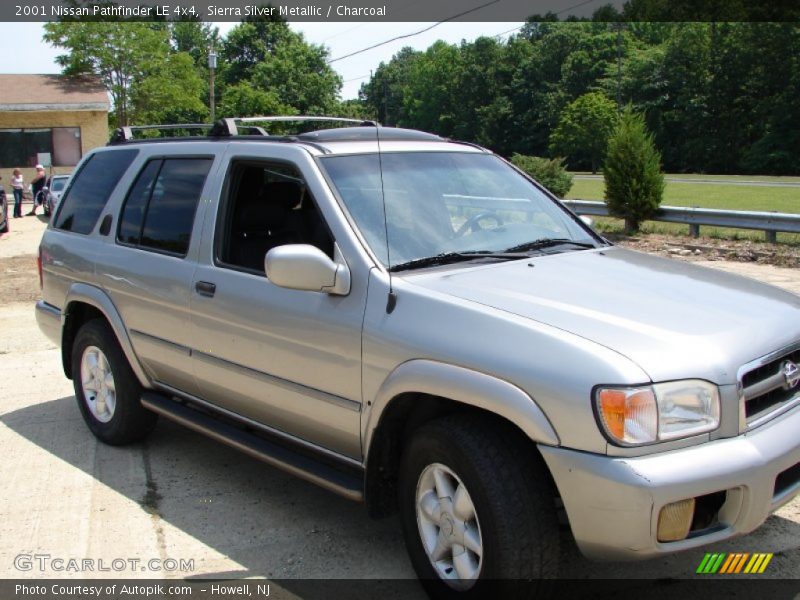 Sierra Silver Metallic / Charcoal 2001 Nissan Pathfinder LE 4x4