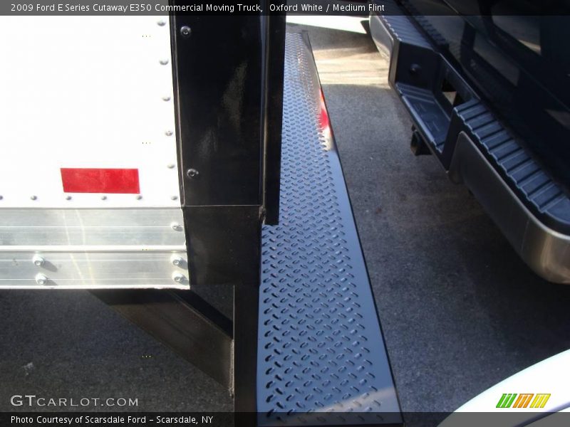 Oxford White / Medium Flint 2009 Ford E Series Cutaway E350 Commercial Moving Truck