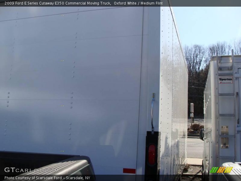 Oxford White / Medium Flint 2009 Ford E Series Cutaway E350 Commercial Moving Truck