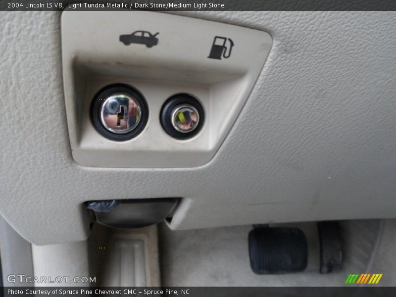 Light Tundra Metallic / Dark Stone/Medium Light Stone 2004 Lincoln LS V8
