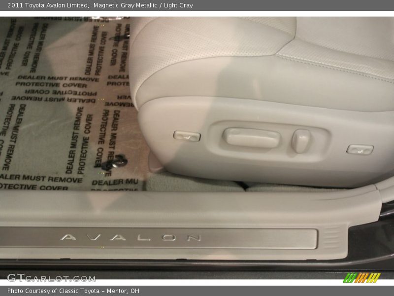 Magnetic Gray Metallic / Light Gray 2011 Toyota Avalon Limited