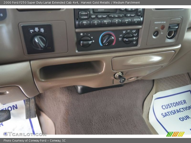 Harvest Gold Metallic / Medium Parchment 2000 Ford F250 Super Duty Lariat Extended Cab 4x4