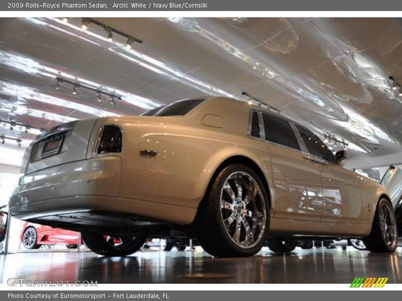 Arctic White / Navy Blue/Cornsilk 2009 Rolls-Royce Phantom Sedan