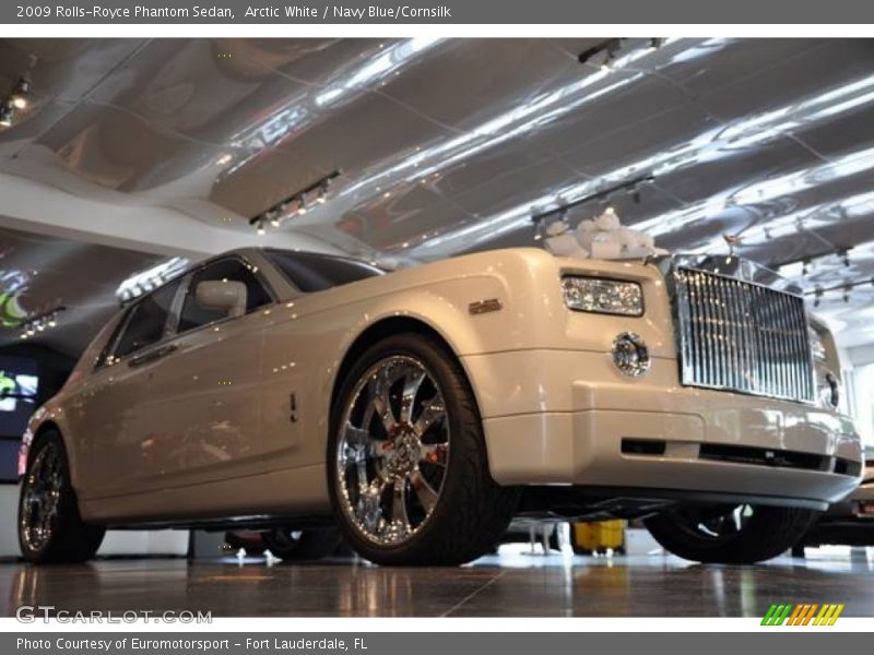 Arctic White / Navy Blue/Cornsilk 2009 Rolls-Royce Phantom Sedan