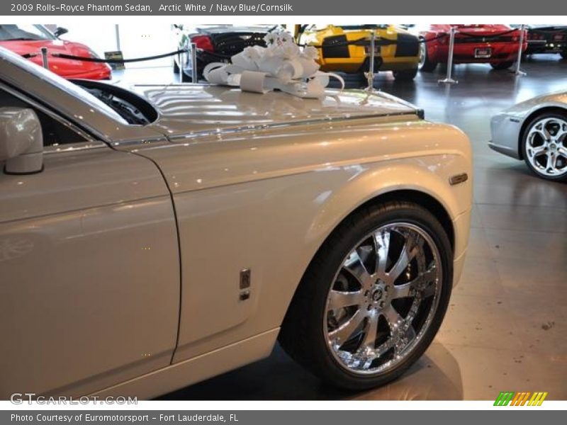 Arctic White / Navy Blue/Cornsilk 2009 Rolls-Royce Phantom Sedan