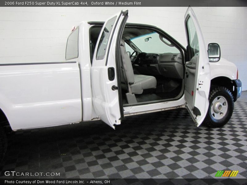 Oxford White / Medium Flint 2006 Ford F250 Super Duty XL SuperCab 4x4