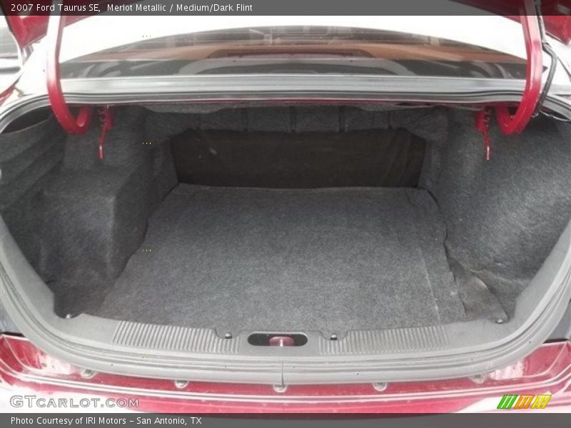  2007 Taurus SE Trunk