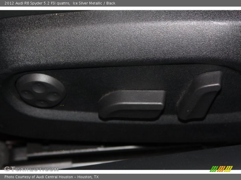Controls of 2012 R8 Spyder 5.2 FSI quattro