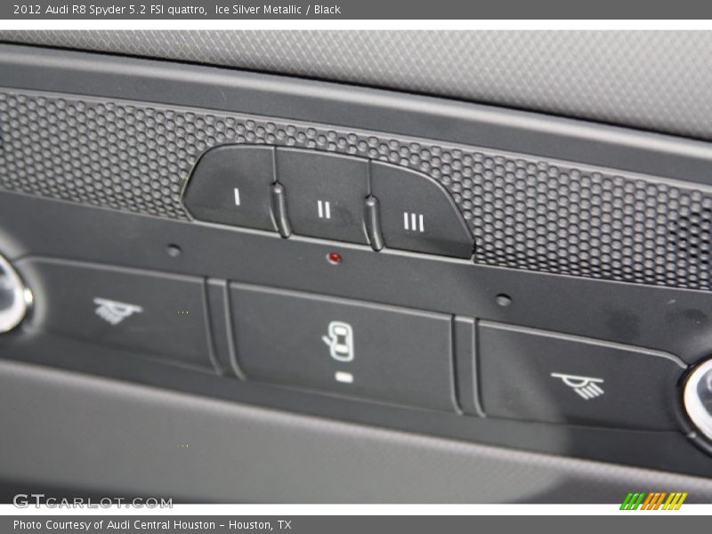Controls of 2012 R8 Spyder 5.2 FSI quattro