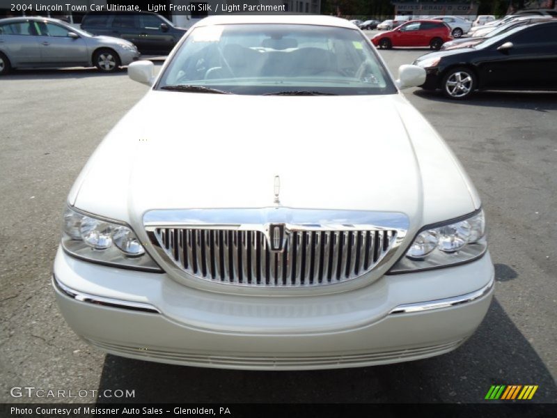 Light French Silk / Light Parchment 2004 Lincoln Town Car Ultimate