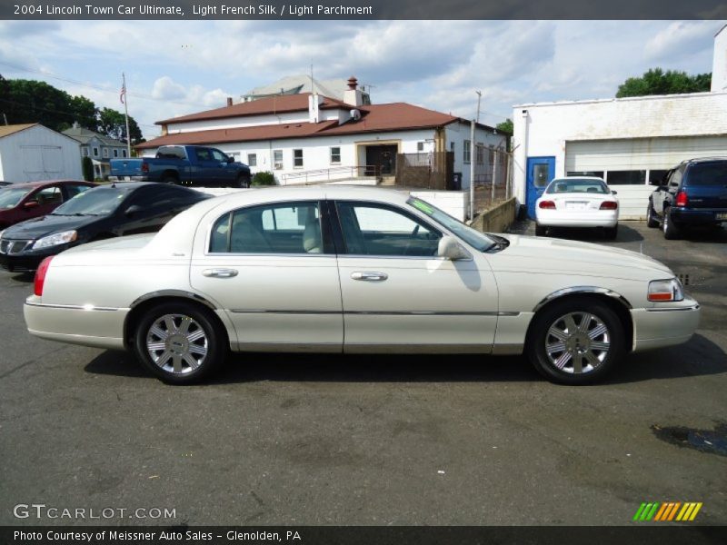 Light French Silk / Light Parchment 2004 Lincoln Town Car Ultimate