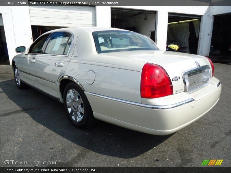 Light French Silk / Light Parchment 2004 Lincoln Town Car Ultimate