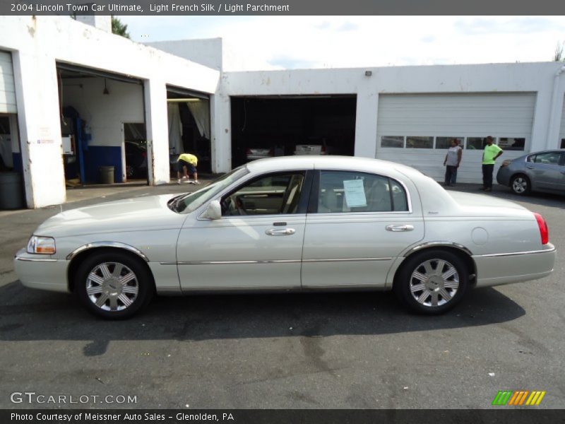 Light French Silk / Light Parchment 2004 Lincoln Town Car Ultimate
