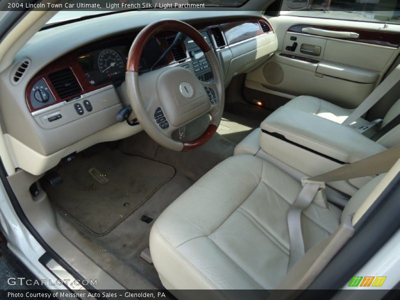 Light French Silk / Light Parchment 2004 Lincoln Town Car Ultimate