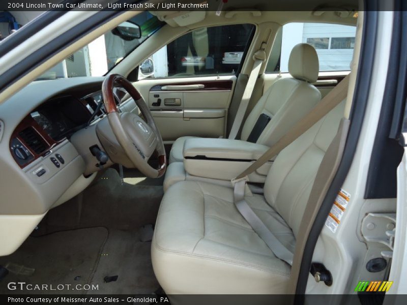 Light French Silk / Light Parchment 2004 Lincoln Town Car Ultimate