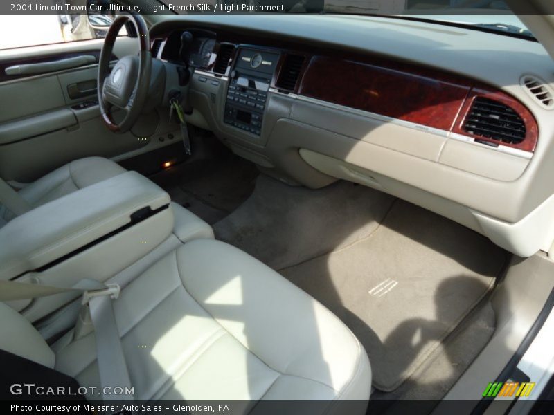 Light French Silk / Light Parchment 2004 Lincoln Town Car Ultimate